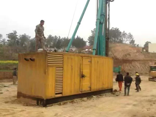 八步如何判断水冷式机油散热器密封件是否需要更换？